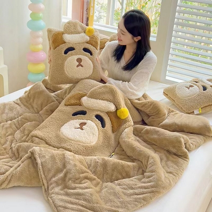 91家纺网 家纺一手货源 找家纺 古本家居 2024新款立体卡通刺绣困困熊抱枕被 困困熊奶茶色