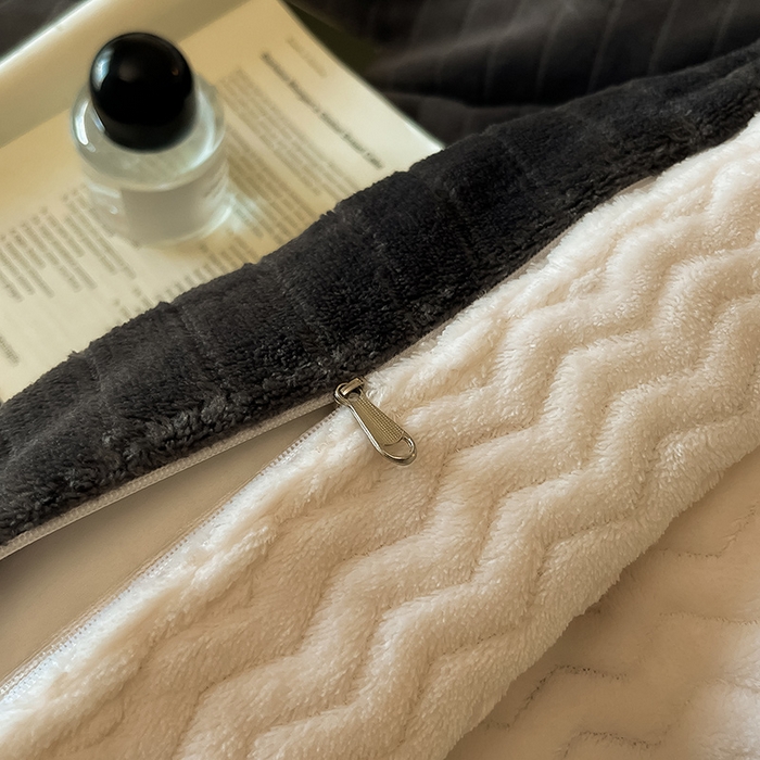 91家纺网 家纺一手货源 找家纺 全季家居 2024新款A类纯色印花波浪大包边牛奶绒贝贝绒加厚保暖四件套 深灰