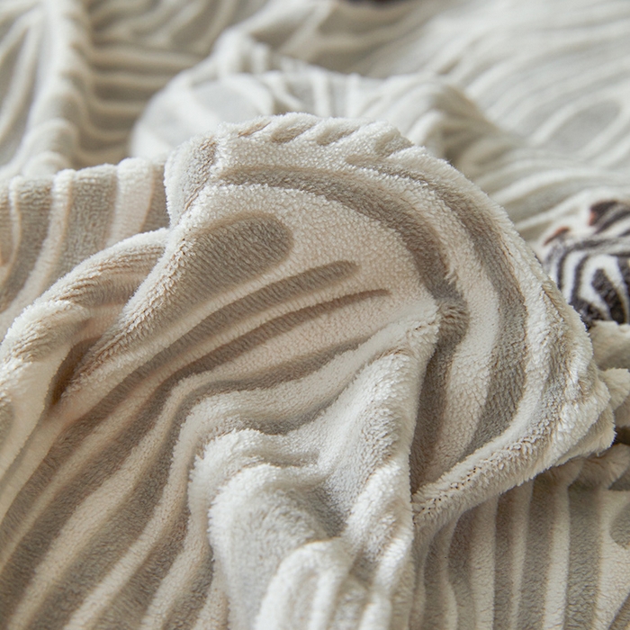 91家纺网 家纺一手货源 找家纺 全季家居 2024新款A类高克重5D立体浮雕宽边牛奶绒加厚保暖被套单件 斑马灰