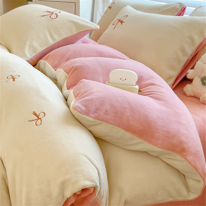 91家纺网 家纺一手货源 找家纺 丝幔家纺 2025新款A类刺绣牛奶绒四件套 蝴蝶结-粉