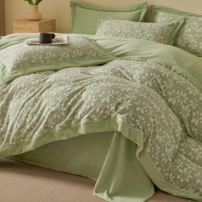 91家纺网 家纺一手货源 找家纺 全季家居 2024新款A类高克重5D立体浮雕宽边牛奶绒加厚保暖被套单件 百合绿