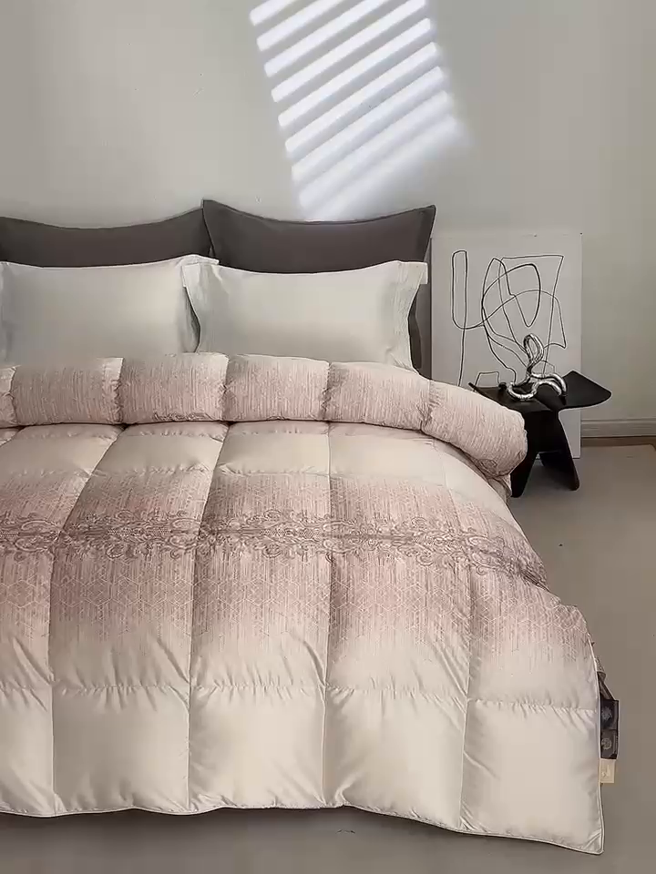 91家纺网 家纺一手货源 找家纺 御眠纺羽绒被壳 2024新品高端糯糯棉印花羽绒被鹅绒被冬被春秋 沐浴奶白