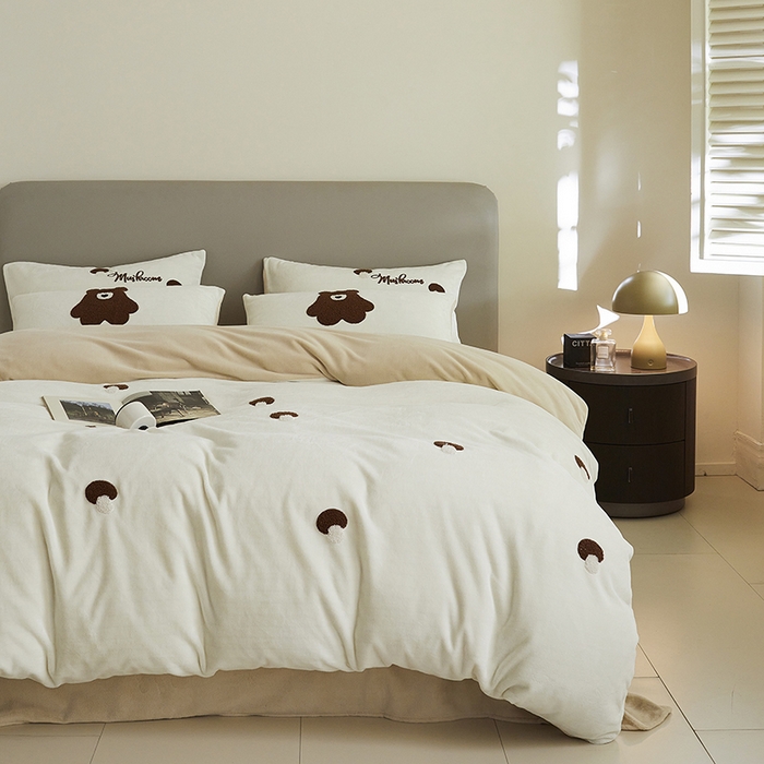 91家纺网 家纺一手货源 找家纺 千朵森 2024新款毛巾绣牛奶绒四件套-慕斯卡 风格二 慕斯卡-奶白卡