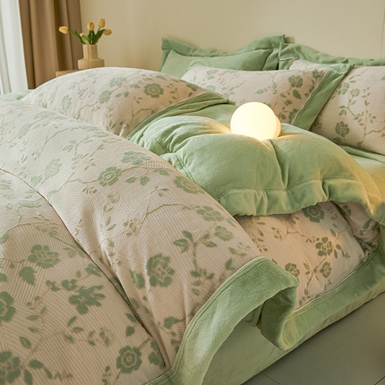 91家纺网 家纺一手货源 找家纺 （总）全季家居 2024新款A类高克重5D立体浮雕宽边牛奶绒加厚保暖被套单件