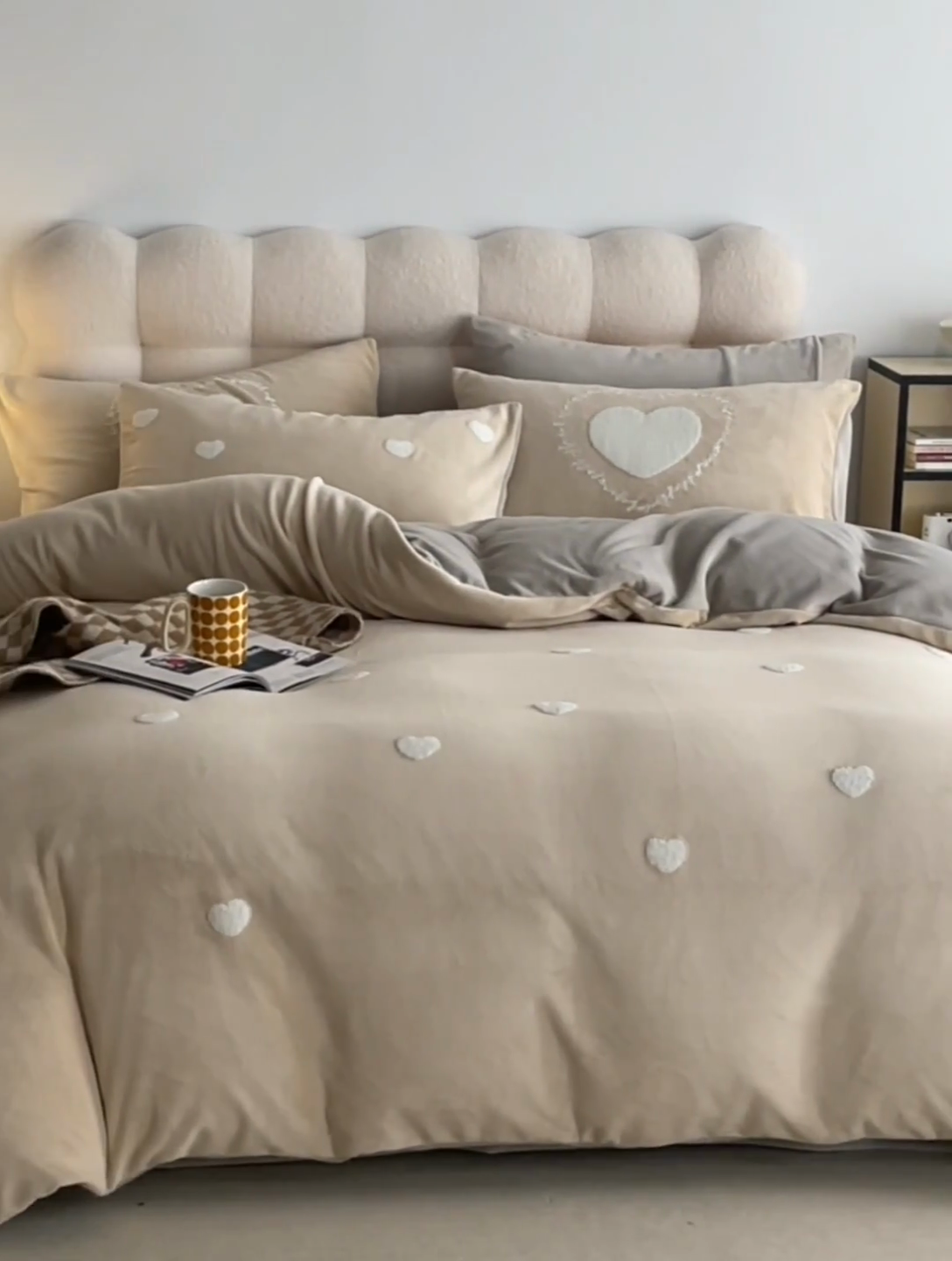 91家纺网 家纺一手货源 找家纺 千朵森 2024新款牛奶绒毛巾绣四件套-艾琳 艾琳-奶杏棕