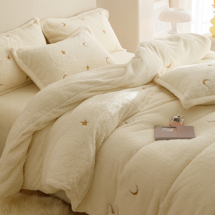 91家纺网 家纺一手货源 找家纺 金奇达家纺 2025秋冬保暖加厚绒类【泰迪绒小刺绣】四件套 星星米白