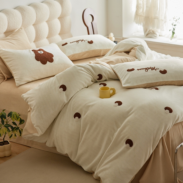 91家纺网 家纺一手货源 找家纺 千朵森 2024新款毛巾绣牛奶绒四件套-慕斯卡 风格一 慕斯卡-奶白卡