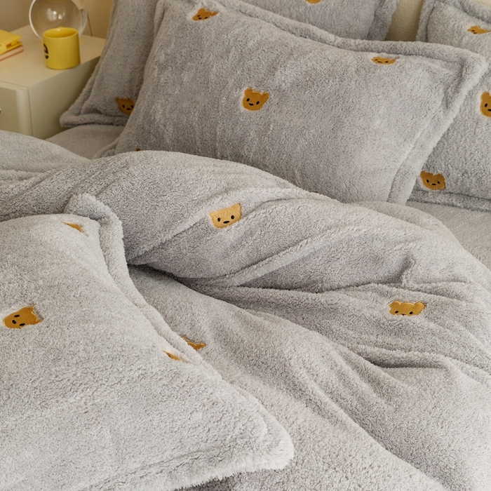 91家纺网 家纺一手货源 找家纺 金奇达家纺 2025秋冬保暖加厚绒类【泰迪绒小刺绣】四件套 熊熊浅灰