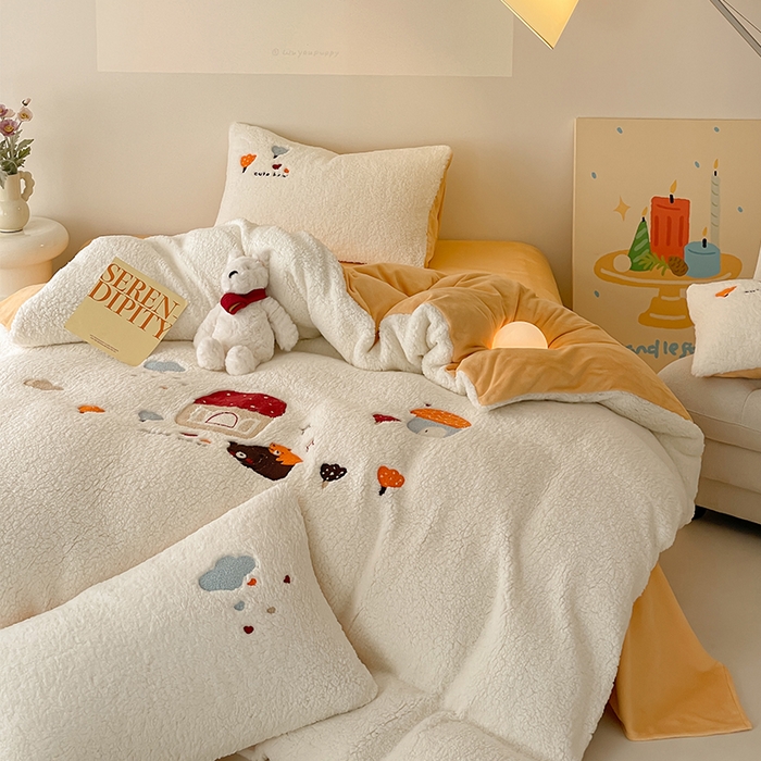 91家纺网 家纺一手货源 找家纺 如一 2024新款羊羔绒牛奶绒毛巾绣四件套 温馨小屋-白