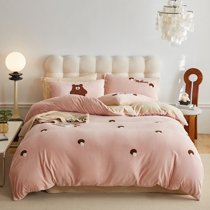 91家纺网 家纺一手货源 找家纺 千朵森 2024新款毛巾绣牛奶绒四件套-慕斯卡 风格一 慕斯卡-玉粉槟