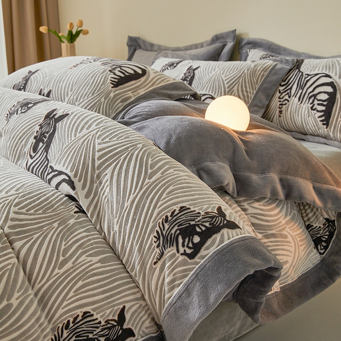 91家纺网 家纺一手货源 找家纺 全季家居 2024新款A类高克重5D立体浮雕宽边牛奶绒加厚保暖被套单件 斑马灰