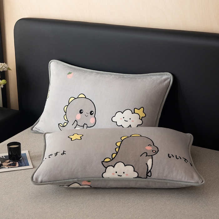 91家纺网 家纺一手货源 找家纺 全季家居 2024新款A类纯色印花高克重加厚保暖包边牛奶绒枕套 快乐恐龙