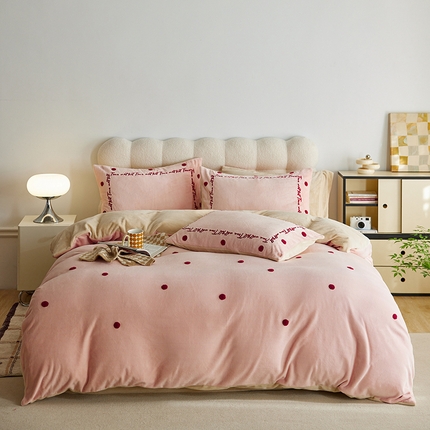 91家纺网 家纺一手货源 找家纺 千朵森 2024新款牛奶绒毛巾绣四件套-艾琳 艾琳-樱草粉