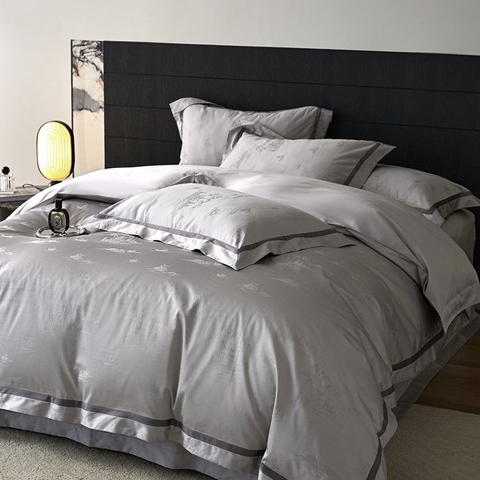 91家纺网 家纺一手货源 找家纺 琉宿家纺 2025新款50s双股长绒棉提花宽边工艺四件套 蒂娜-灰色