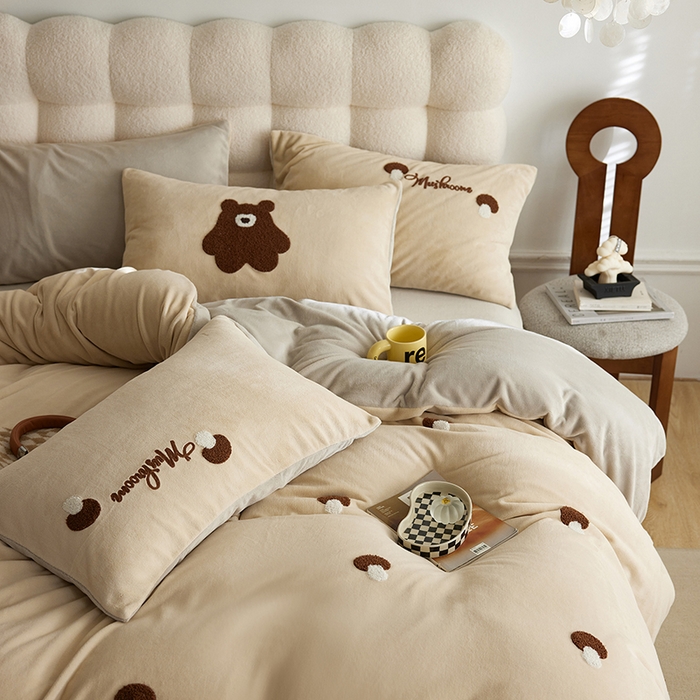 91家纺网 家纺一手货源 找家纺 千朵森 2024新款毛巾绣牛奶绒四件套-慕斯卡 风格一 慕斯卡-香槟灰