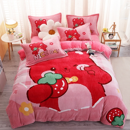91家纺网 家纺一手货源 找家纺 宝薇 2024新款加厚牛奶绒大版卡通四件套 草莓小熊