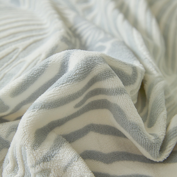 91家纺网 家纺一手货源 找家纺 全季家居 2024新款A类高克重5D立体浮雕宽边牛奶绒加厚保暖被套单件 斑马蓝