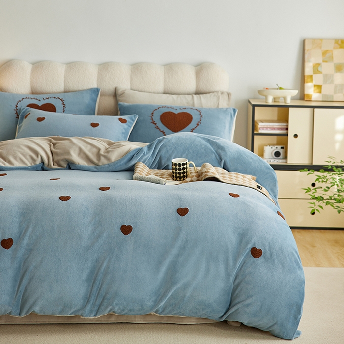 91家纺网 家纺一手货源 找家纺 千朵森 2024新款牛奶绒毛巾绣四件套-艾琳 艾琳-云水蓝