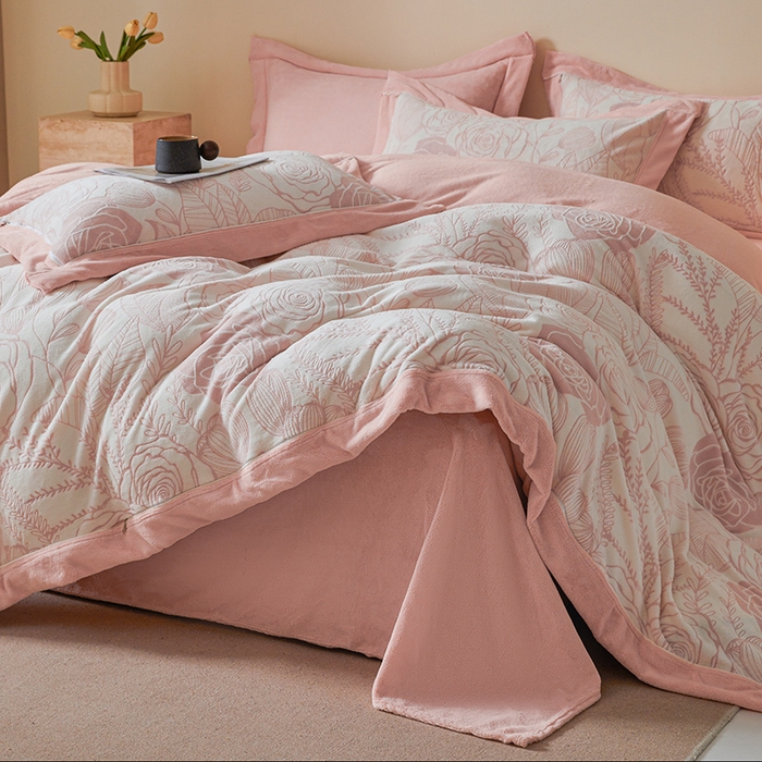 91家纺网 家纺一手货源 找家纺 全季家居 2024新款A类高克重5D立体浮雕宽边牛奶绒加厚保暖被套单件 蔷薇粉