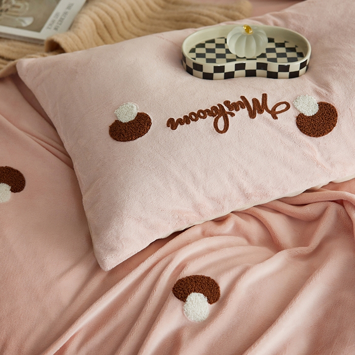 91家纺网 家纺一手货源 找家纺 千朵森 2024新款毛巾绣牛奶绒四件套-慕斯卡 风格一 慕斯卡-玉粉槟