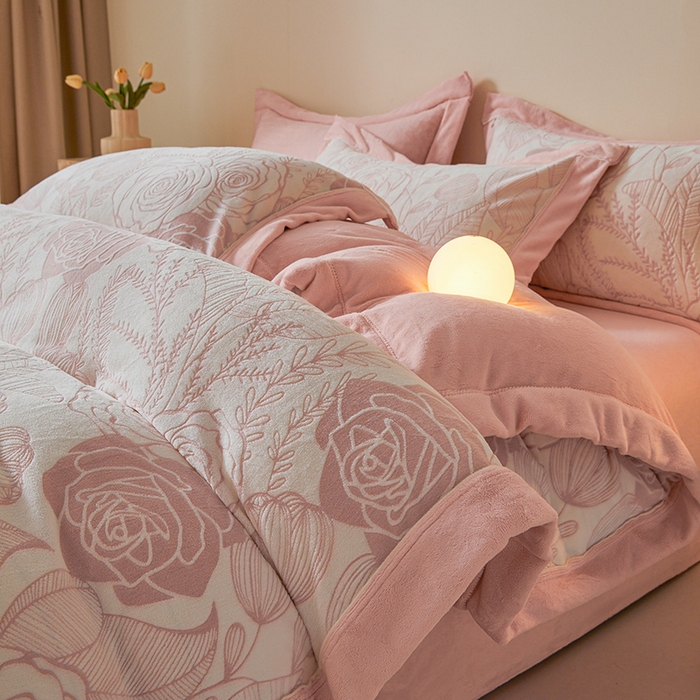 91家纺网 家纺一手货源 找家纺 全季家居 2024新款A类高克重5D立体浮雕宽边牛奶绒加厚保暖被套单件 蔷薇粉