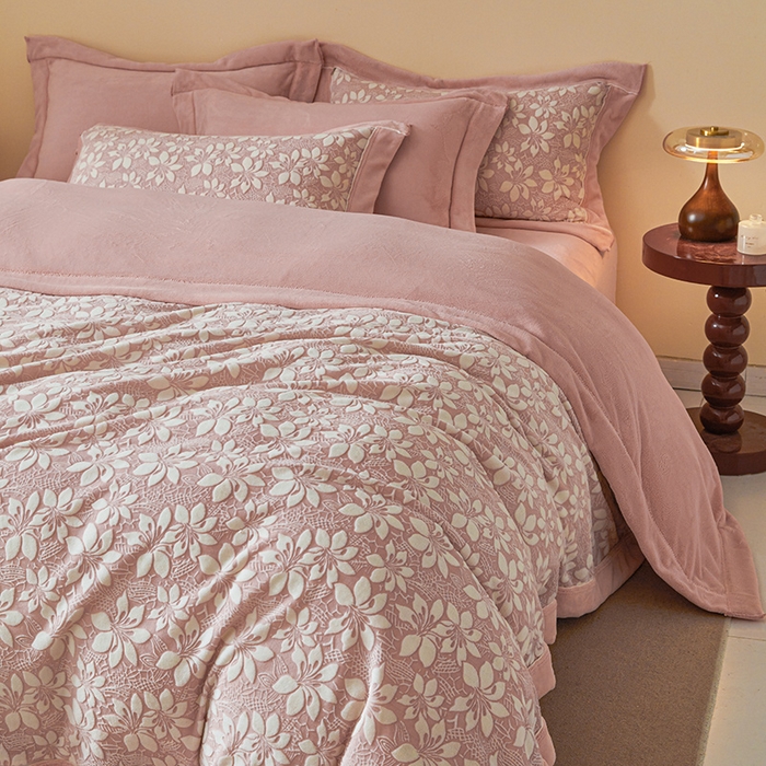 91家纺网 家纺一手货源 找家纺 全季家居 2024新款A类高克重5D立体浮雕宽边牛奶绒加厚保暖被套单件 百合粉