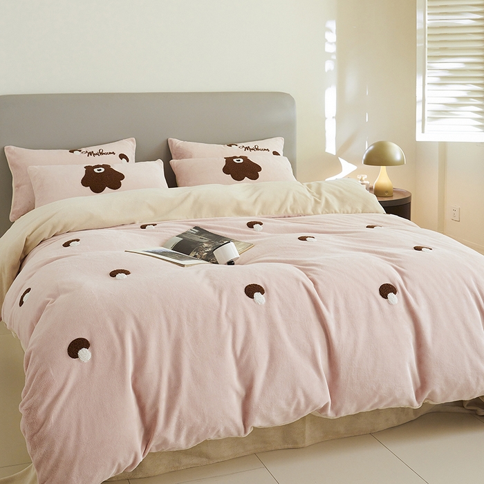 91家纺网 家纺一手货源 找家纺 千朵森 2024新款毛巾绣牛奶绒四件套-慕斯卡 风格二 慕斯卡-玉粉槟