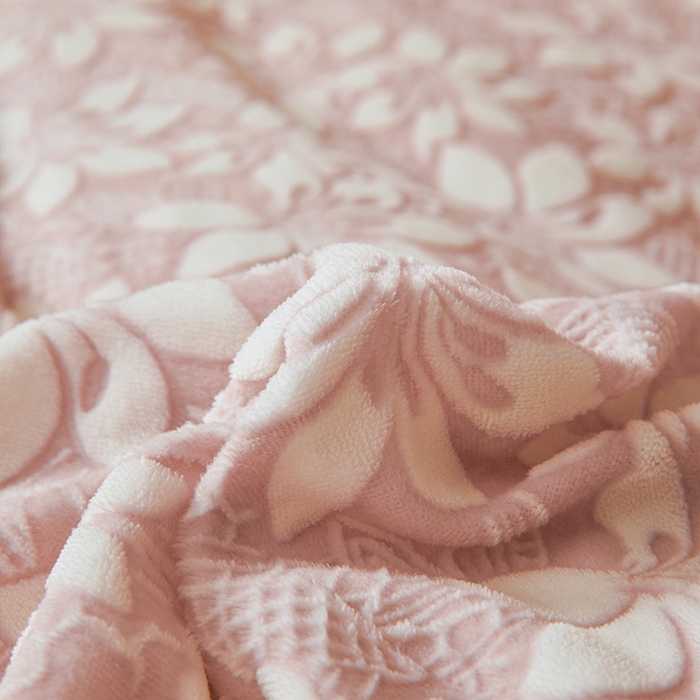 91家纺网 家纺一手货源 找家纺 全季家居 2024新款A类高克重5D立体浮雕宽边牛奶绒加厚保暖被套单件 百合粉