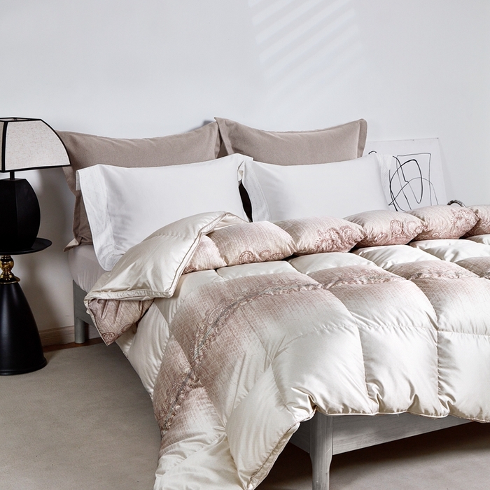 91家纺网 家纺一手货源 找家纺 御眠纺羽绒被壳 2024新品高端糯糯棉印花羽绒被鹅绒被冬被春秋 沐浴奶白