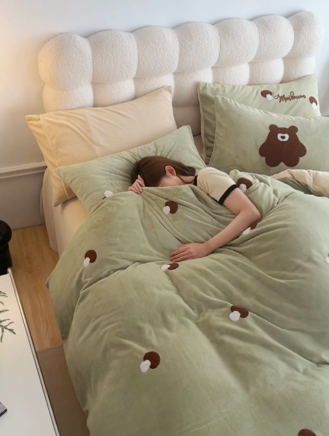 91家纺网 家纺一手货源 找家纺 千朵森 2024新款毛巾绣牛奶绒四件套-慕斯卡 风格一 慕斯卡-绿香槟