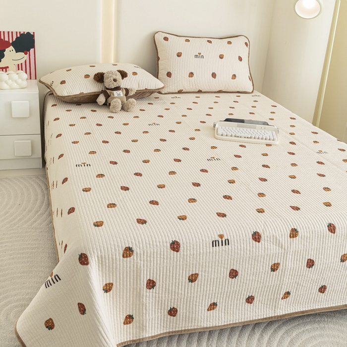 91家纺网 家纺一手货源 找家纺 茉夕 2024跑量款暖绒纯棉印花水洗床盖 暖绒-花季草莓