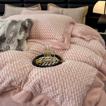 91家纺网 家纺一手货源 找家纺 （总）天一阁 2024新款高克重全消光牛奶绒四件套-卡洛斯