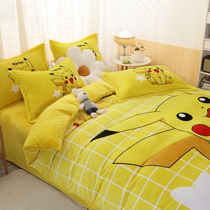 91家纺网 家纺一手货源 找家纺 宝薇 2024新款加厚牛奶绒大版卡通四件套 格子皮卡