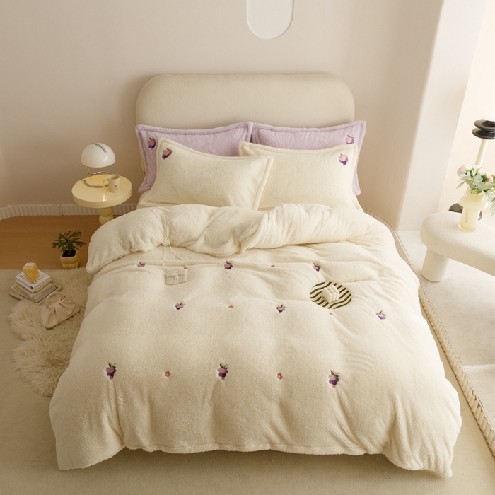 91家纺网 家纺一手货源 找家纺 金奇达家纺 2025秋冬保暖加厚绒类【泰迪绒小刺绣】四件套 泰迪绒-温暖葡萄白