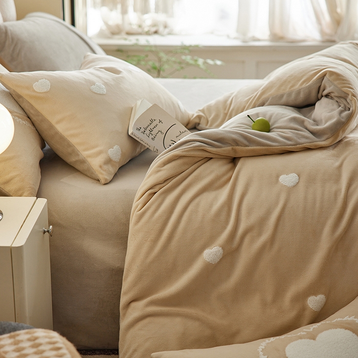 91家纺网 家纺一手货源 找家纺 千朵森 2024新款牛奶绒毛巾绣四件套-艾琳 艾琳-奶杏棕