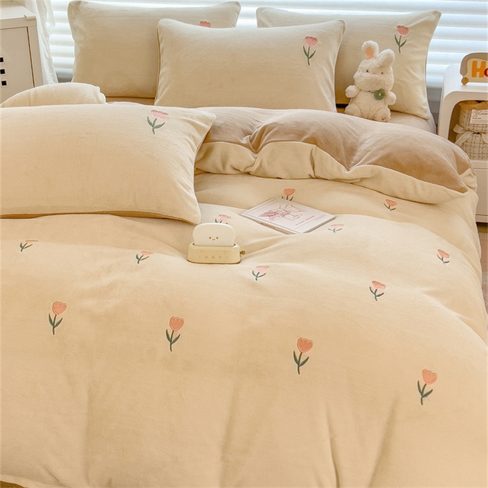 91家纺网 家纺一手货源 找家纺 丝幔家纺 2025新款A类刺绣牛奶绒四件套 花朵-奶咖