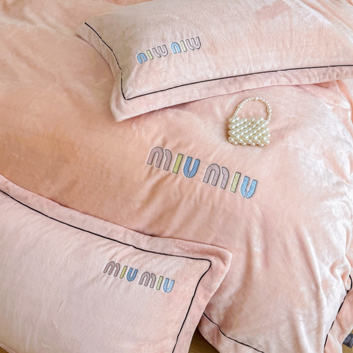 91家纺网 家纺一手货源 找家纺 梵克保罗  2024新款高克重9斤婴儿绒轻奢刺绣织带四件套 樱花粉