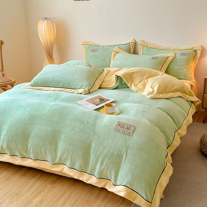 91家纺网 家纺一手货源 找家纺 全季家居 2024新款A类良品纯色双拼牛奶绒高克重加厚保暖被套单件 果绿+米黄