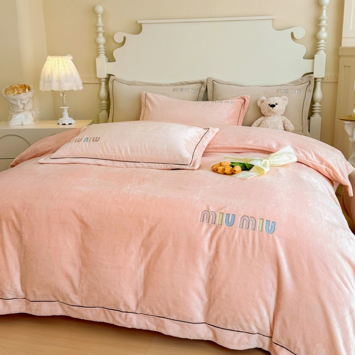 91家纺网 家纺一手货源 找家纺 梵克保罗  2024新款高克重9斤婴儿绒轻奢刺绣织带四件套 樱花粉