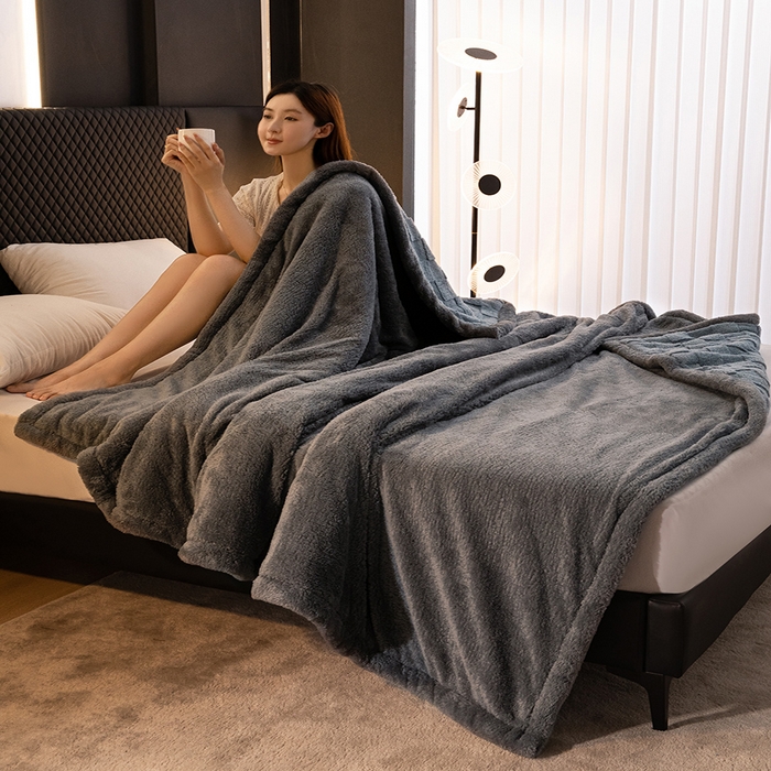 91家纺网 家纺一手货源 找家纺 澳梵家居 2024新款三层夹棉加厚塔肤绒毛毯 方格灰-灰