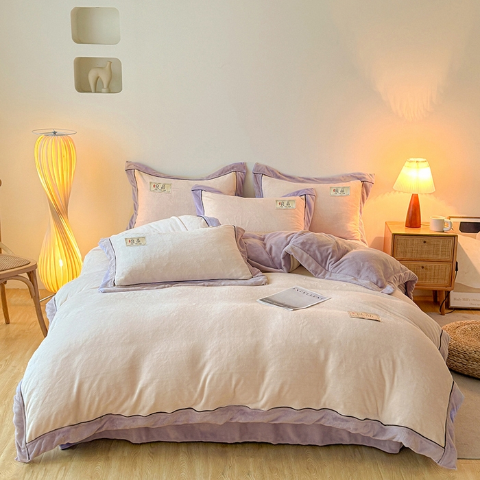 91家纺网 家纺一手货源 找家纺 全季家居 2024新款A类良品纯色双拼牛奶绒高克重加厚保暖四件套 米白+风铃