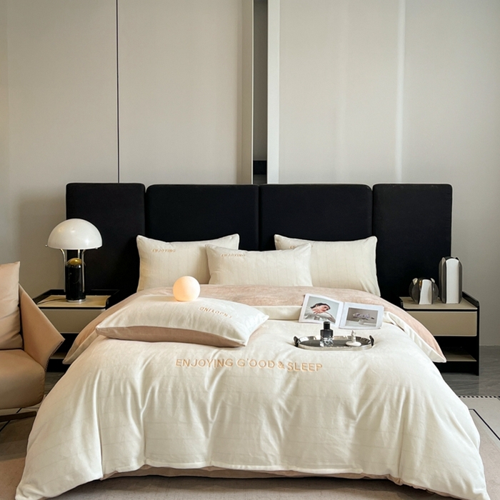 91家纺网 家纺一手货源 找家纺 澳梵家居 2024新款牛奶绒刺绣四件套--【山岚系列】 奶白拼卡其