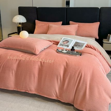 91家纺网 家纺一手货源 找家纺 澳梵家居 2024新款牛奶绒刺绣四件套--【山岚系列】 橙色拼卡其