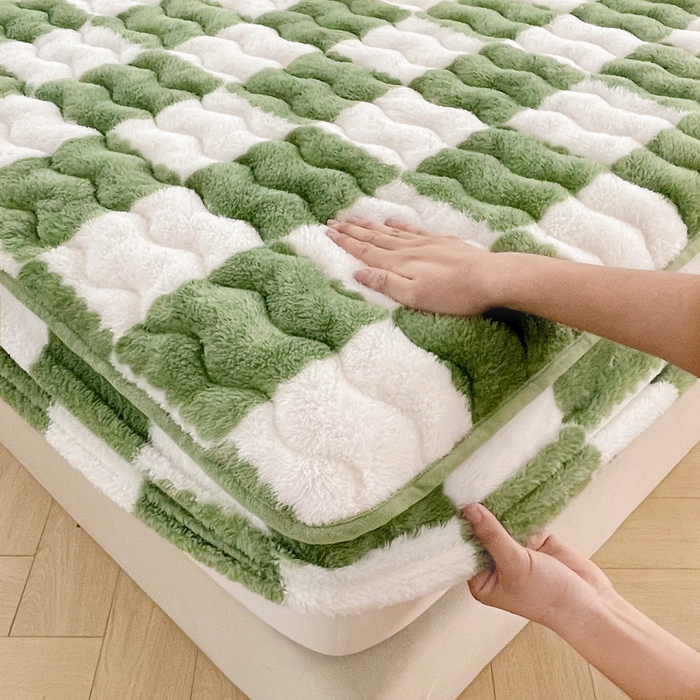 91家纺网 家纺一手货源 找家纺 2024秋冬北极绒加厚夹棉床笠三件套印花泰迪绒床垫保护套罩-格子条纹系（2023爆款老图）棋盘格-豆绿