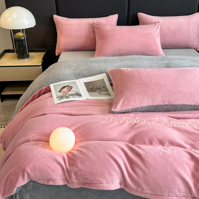 91家纺网 家纺一手货源 找家纺 澳梵家居 2024新款牛奶绒刺绣四件套--【山岚系列】 豆沙红拼灰