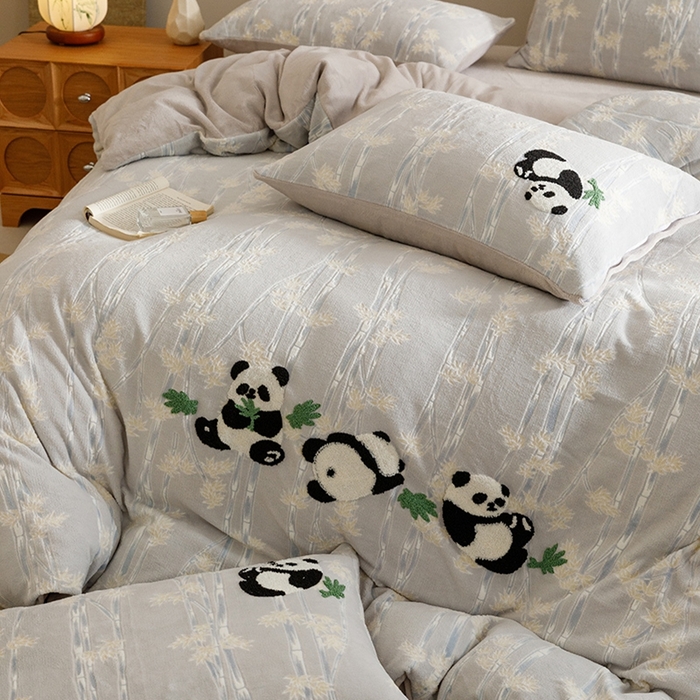 91家纺网 家纺一手货源 找家纺 蜜柚 2024新款230克全消光色烂牛奶绒毛巾绣四件套 熊猫仔-灰