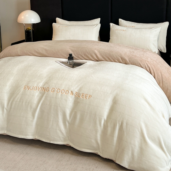 91家纺网 家纺一手货源 找家纺 澳梵家居 2024新款牛奶绒刺绣四件套--【山岚系列】 奶白拼卡其