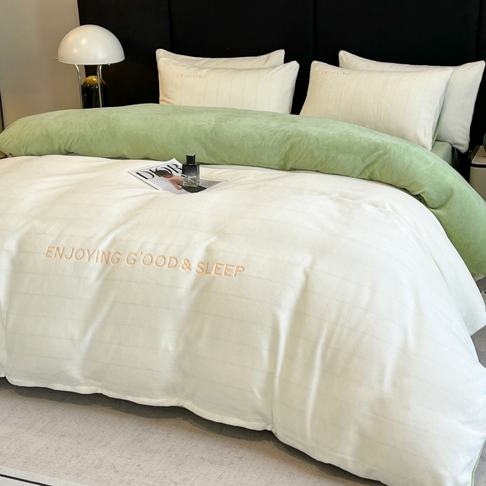 91家纺网 家纺一手货源 找家纺 澳梵家居 2024新款牛奶绒刺绣四件套--【山岚系列】 奶白拼绿