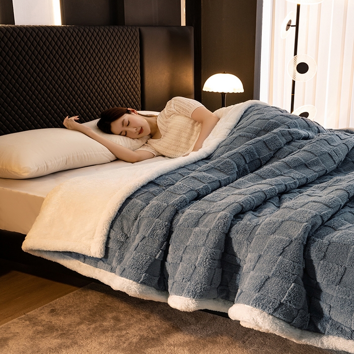 91家纺网 家纺一手货源 找家纺 澳梵家居 2024新款三层夹棉加厚塔肤绒毛毯 方格灰-白