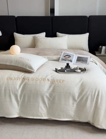 91家纺网 家纺一手货源 找家纺 澳梵家居 2024新款牛奶绒刺绣四件套--【山岚系列】 奶白拼卡其